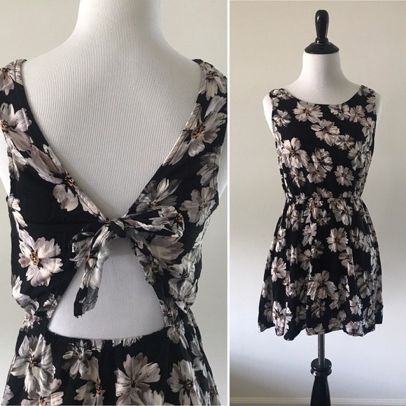 Forever 21 Dresses & Skirts - Forever 21 Daisy Floral Scoop Neck Tie Back Mini Dress - Small